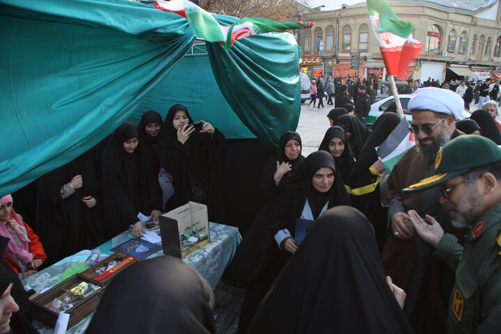 تصاویر / بازدید نماینده ولی فقیه در استان همدان از غرفه‌های طلاب همدانی در میدان امام خمینی(ره)