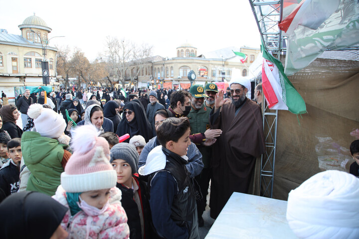 تصاویر / بازدید نماینده ولی فقیه در استان همدان از غرفه‌های طلاب همدانی در میدان امام خمینی(ره)
