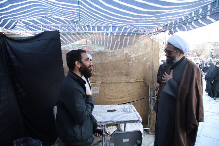 تصاویر / بازدید نماینده ولی فقیه در استان همدان از غرفه‌های طلاب همدانی در میدان امام خمینی(ره)