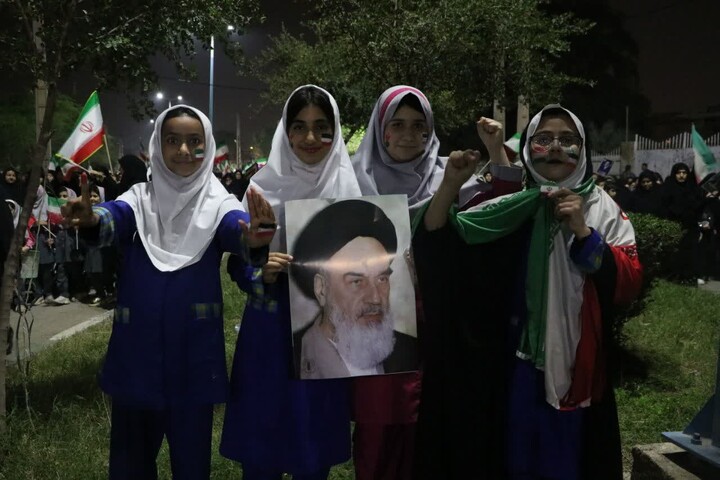 تصاویر/حضور دانش آموزان شوشتر در بیعت با سومین رهبر انقلاب اسلامی ایران