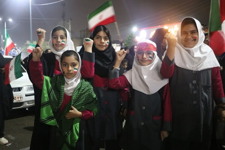 تصاویر/حضور دانش آموزان شوشتر در بیعت با سومین رهبر انقلاب اسلامی ایران