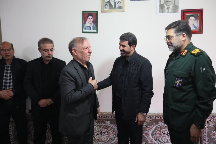 تصاویر / حضور مسئولان استان همدان در منزل شهدای جنگ رمضان