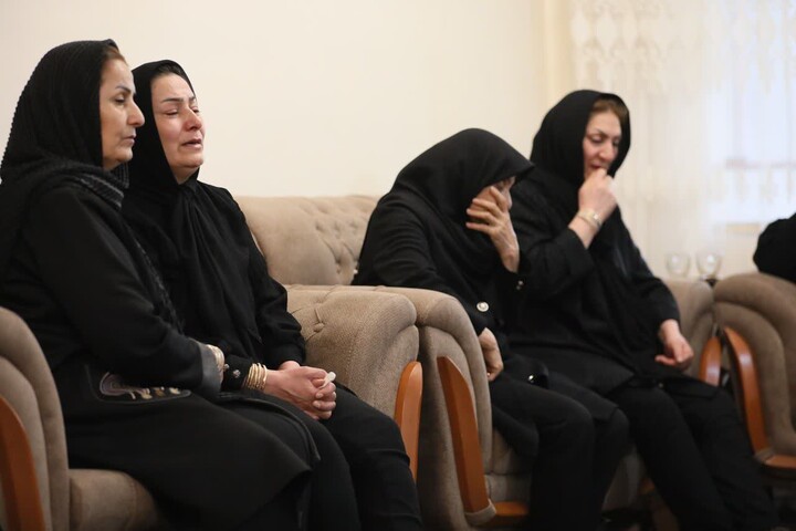 تصاویر / حضور مسئولان استان همدان در منزل شهدای جنگ رمضان
