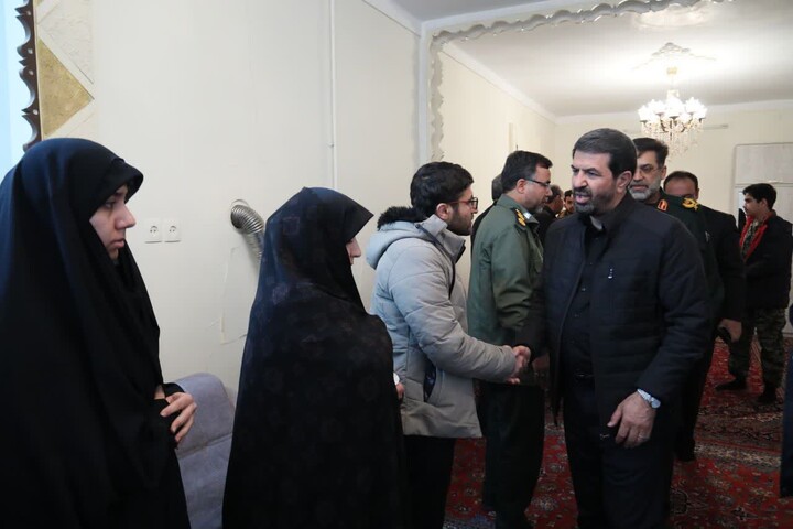 تصاویر / حضور مسئولان استان همدان در منزل شهدای جنگ رمضان