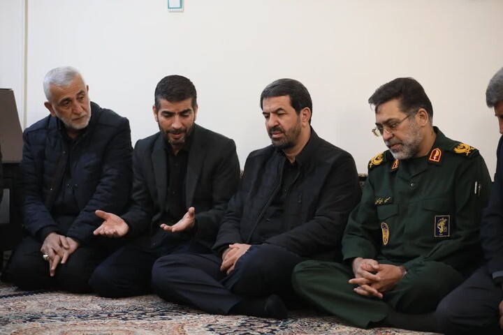 تصاویر / حضور مسئولان استان همدان در منزل شهدای جنگ رمضان
