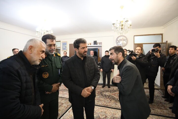 تصاویر / حضور مسئولان استان همدان در منزل شهدای جنگ رمضان
