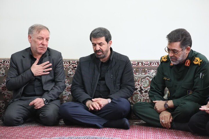 تصاویر / حضور مسئولان استان همدان در منزل شهدای جنگ رمضان