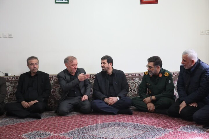 تصاویر / حضور مسئولان استان همدان در منزل شهدای جنگ رمضان