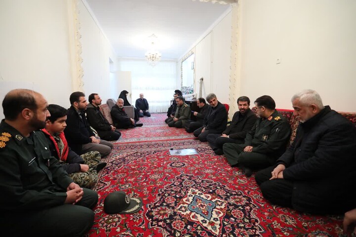 تصاویر / حضور مسئولان استان همدان در منزل شهدای جنگ رمضان
