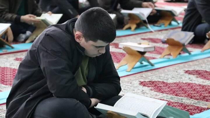 تصاویر/ جمع خوانی قرآن کریم در بیست و ششمین روز از ماه رمضان در شاهین دژ
