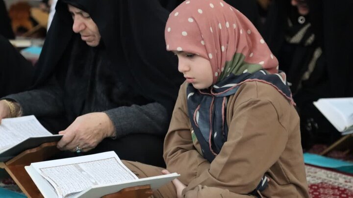 تصاویر/ جمع خوانی قرآن کریم در بیست و ششمین روز از ماه رمضان در شاهین دژ