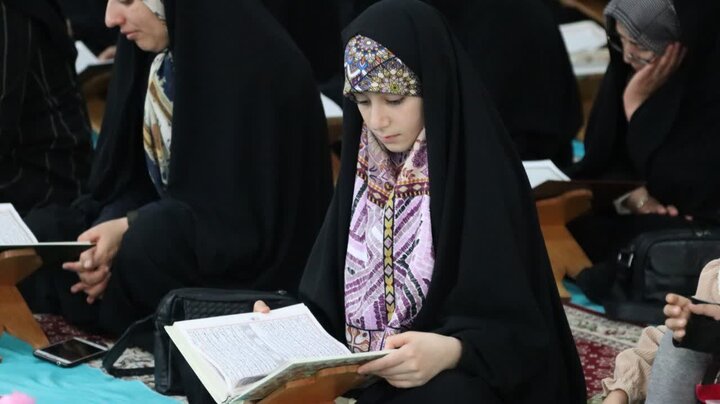تصاویر/ جمع خوانی قرآن کریم در بیست و ششمین روز از ماه رمضان در شاهین دژ