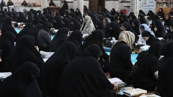 تصاویر/ جمع خوانی قرآن کریم در بیست و ششمین روز از ماه رمضان در شاهین دژ