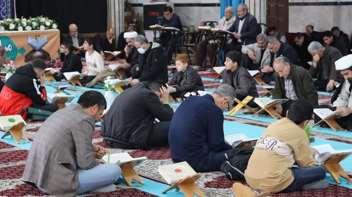 تصاویر/ جمع خوانی قرآن کریم در بیست و ششمین روز از ماه رمضان در شاهین دژ