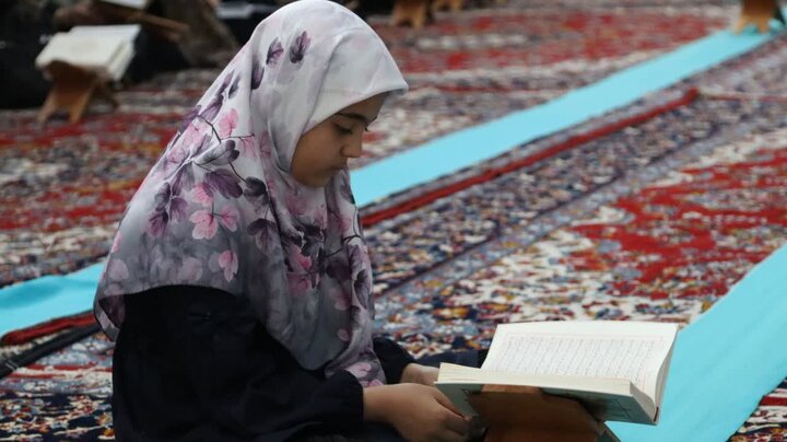 تصاویر/ جمع خوانی قرآن کریم در بیست و ششمین روز از ماه رمضان در شاهین دژ