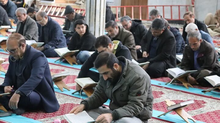 تصاویر/ جمع خوانی قرآن کریم در بیست و ششمین روز از ماه رمضان در شاهین دژ