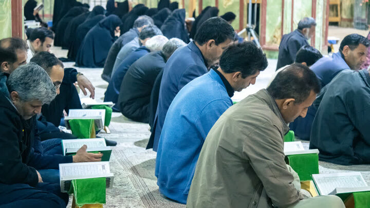 تصاویر/شب بیست و ششم آیین جزء خوانی قرآن کریم به روش حفظ خوانی در نجف ایران