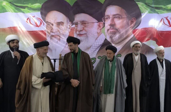 تصاویر / بیعت روحانیون و علما تویسرکانی با رهبر انقلاب اسلامی