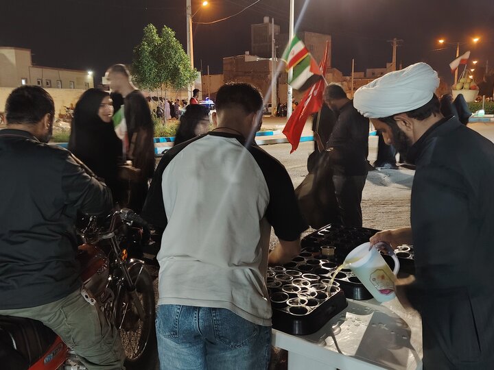 تصاویر/ برپایی ایستگاه صلواتی طلاب مدرسه علمیه النبی بندرعباس