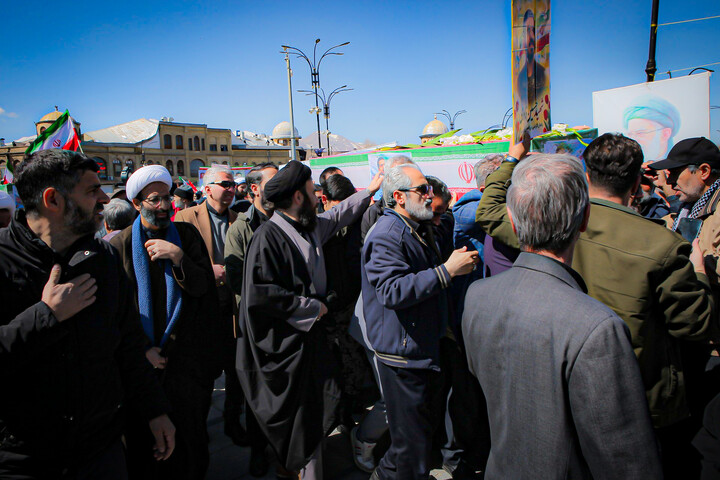 تصاویر/مراسم تشییع و اقامه نماز بر پیکر شهدای والامقام جنگ رمضان در میدان امام خمینی همدان