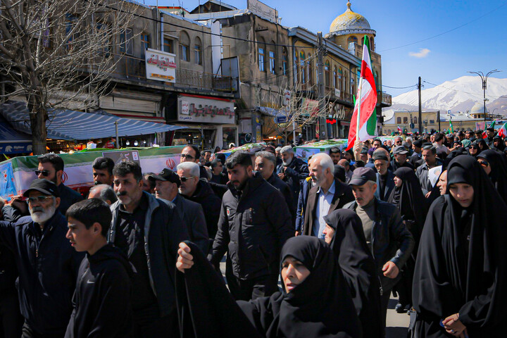 تصاویر/مراسم تشییع و اقامه نماز بر پیکر شهدای والامقام جنگ رمضان در میدان امام خمینی همدان