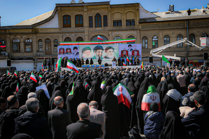 تصاویر/مراسم تشییع و اقامه نماز بر پیکر شهدای والامقام جنگ رمضان در میدان امام خمینی همدان