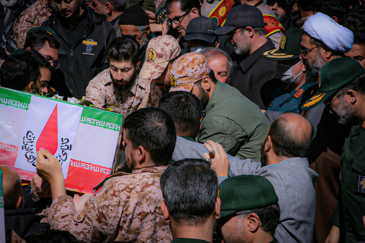 تصاویر/مراسم تشییع و اقامه نماز بر پیکر شهدای والامقام جنگ رمضان در میدان امام خمینی همدان
