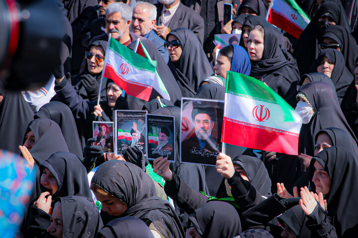 تصاویر/مراسم تشییع و اقامه نماز بر پیکر شهدای والامقام جنگ رمضان در میدان امام خمینی همدان