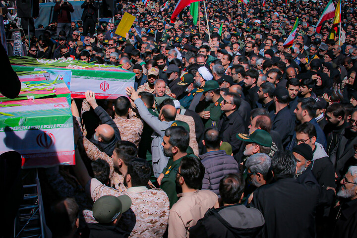 تصاویر/مراسم تشییع و اقامه نماز بر پیکر شهدای والامقام جنگ رمضان در میدان امام خمینی همدان