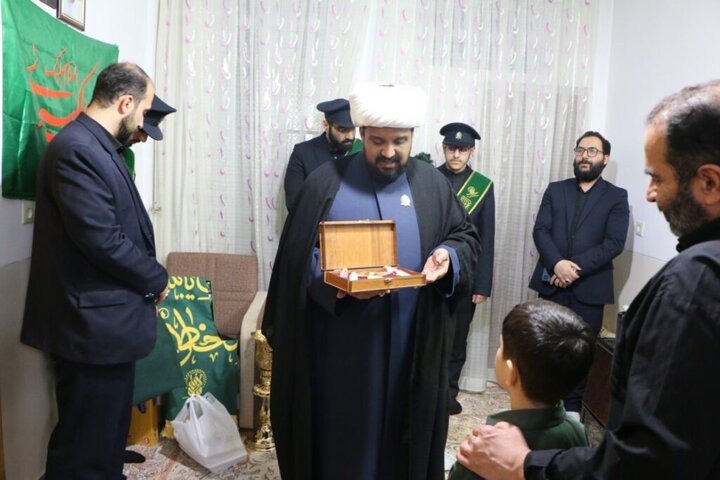 خانواده ۵ شهید جنگ تحمیلی رمضان توسط خادمان حرم بانوی کرامت تکریم شدند