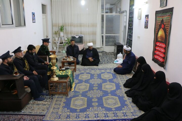 خانواده ۵ شهید جنگ تحمیلی رمضان توسط خادمان حرم بانوی کرامت تکریم شدند
