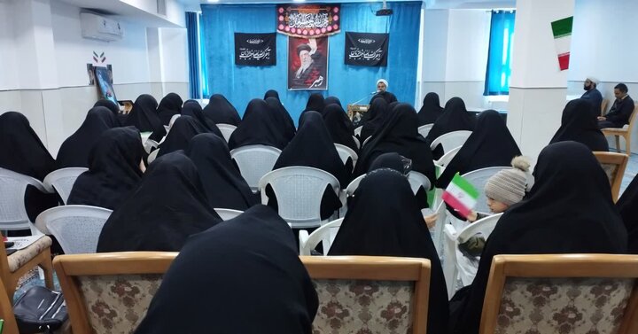 تصاویر/ تهیه و امضای طومار بیعت توسط بانوان طلبه مدرسه علمیه فاطمیه بیاض استان کرمان