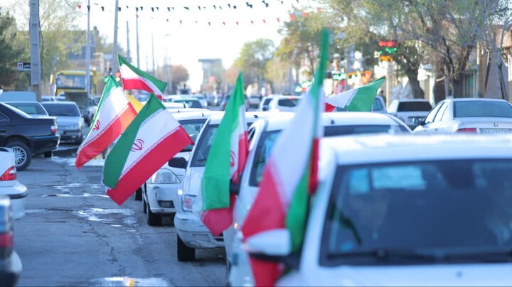 تصاویر/حرکت کاروان خودرویی 26 اسفد در کرمان