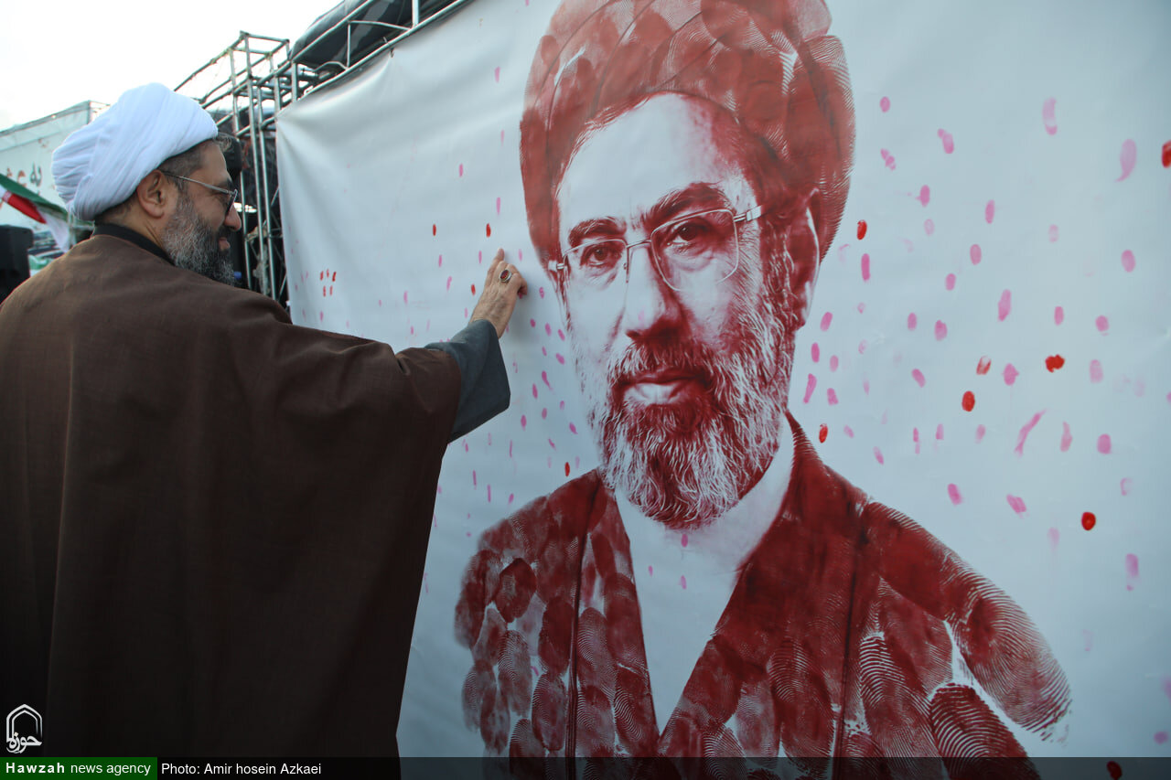 تصاویر / بازدید نماینده ولی فقیه در استان همدان از غرفه‌های طلاب همدانی در میدان امام خمینی(ره)