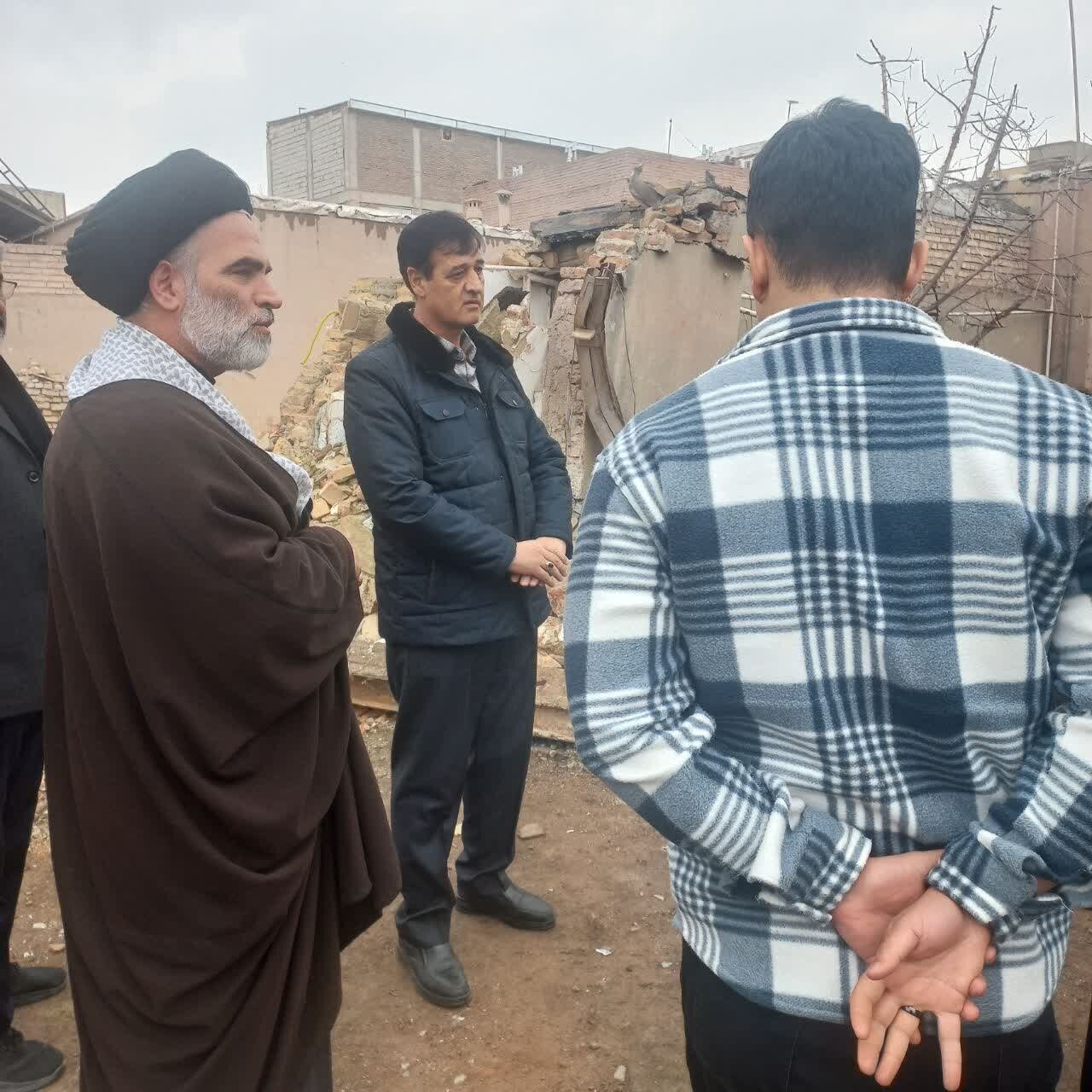 دیدار و دلجویی امام جمعه سلماس از خانواده‌های آسیب دیده از جنگ+ عکس
