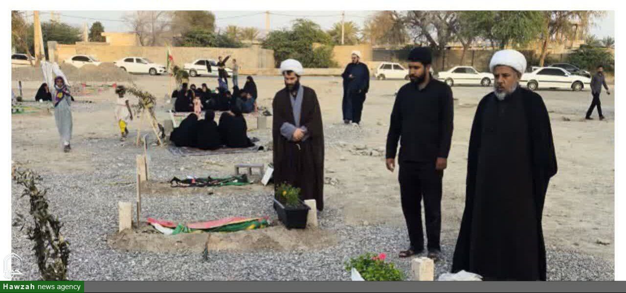 حضور مدیر مدرسه علمیه میناب بر مزار شهدای دانش‌آموز مدرسه شجره طیبه میناب+عکس