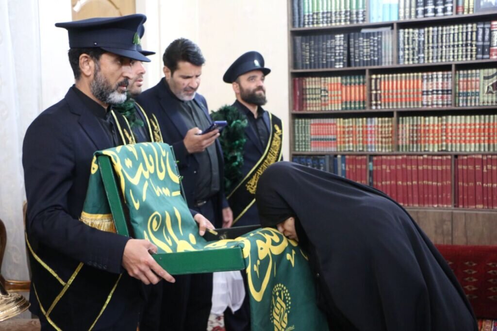 تصاویر/ خانواده ۵ شهید جنگ تحمیلی رمضان توسط خادمان حرم بانوی کرامت تکریم شدند