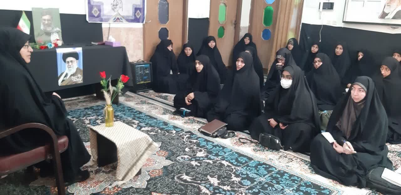 بانوان طلبه مدرسه علمیه الزهرا(س) شهر ماهان در صف مقدم جبهه جهاد رمضان+ تصاویر