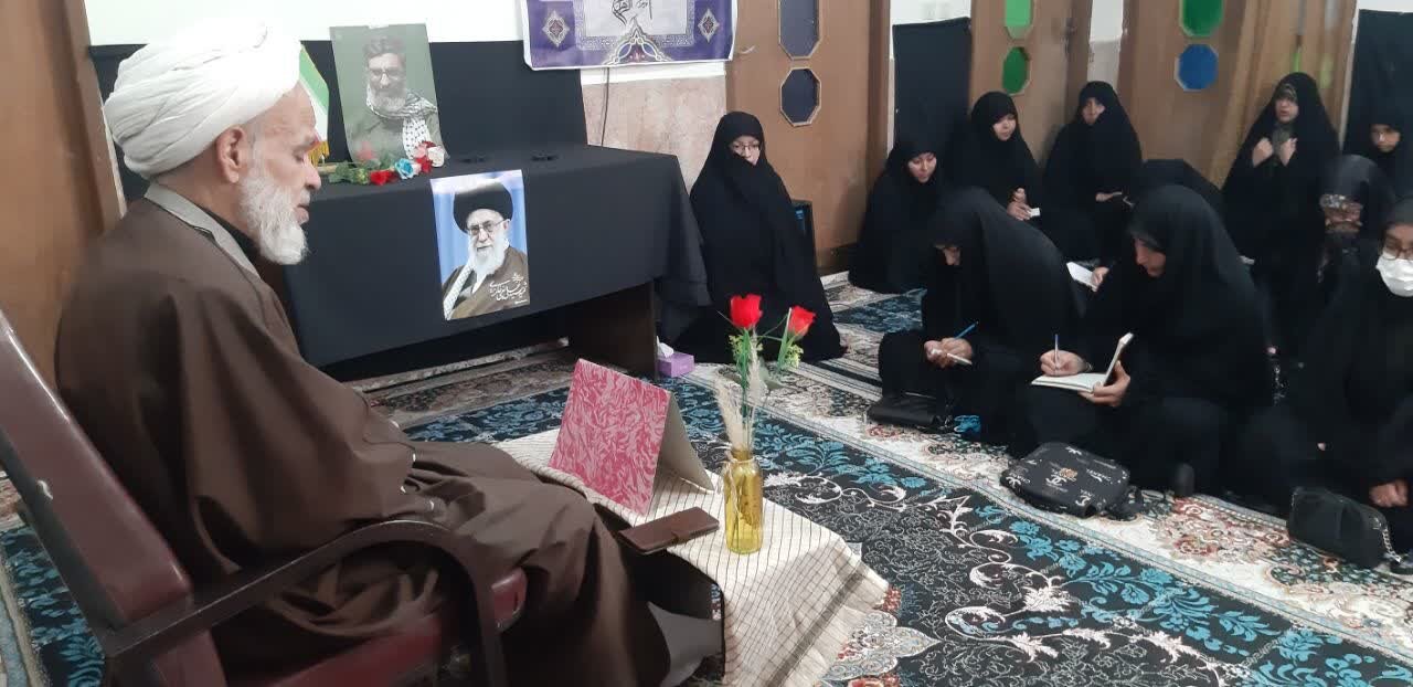 بانوان طلبه مدرسه علمیه الزهرا(س) شهر ماهان در صف مقدم جبهه جهاد رمضان+ تصاویر