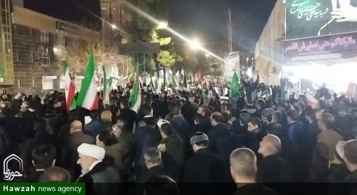 فیلم | حضور حماسی مدافعان وطن در میدان شهدای بروجرد