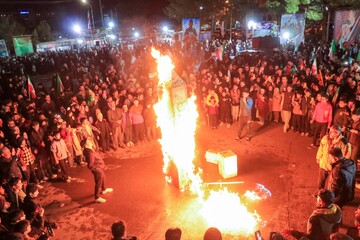 تصاویر/ حضور باشکوه مردم بیرجند در راهپیمایی و آتش زدن نماد شیطان در چهارشنبه سوری آخر سال