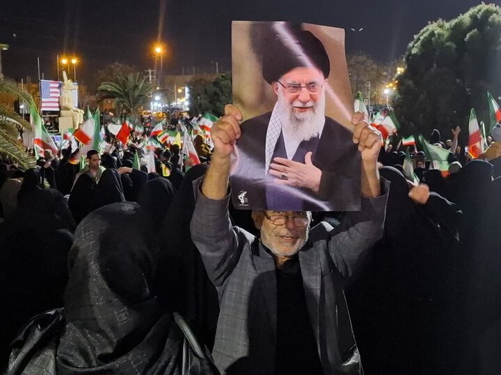 تصاویر/  حضور غیرتمندانه مردم  شهید پرورکاشان باشعار "مرگ بر امریکا و مرگ براسرائیل "
