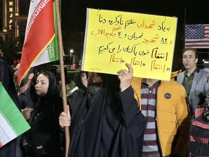 تصاویر/  حضور غیرتمندانه مردم  شهید پرورکاشان باشعار "مرگ بر امریکا و مرگ براسرائیل "