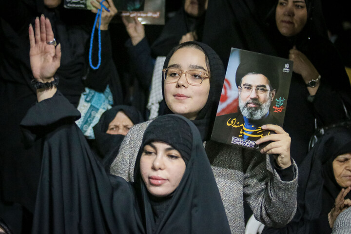 تصاویر/ قراعت دعای توسل با حضور خادمان مسجد مقدس جمکران در میدان مفید