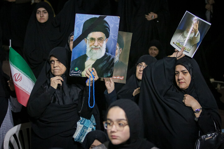 تصاویر/ قراعت دعای توسل با حضور خادمان مسجد مقدس جمکران در میدان مفید
