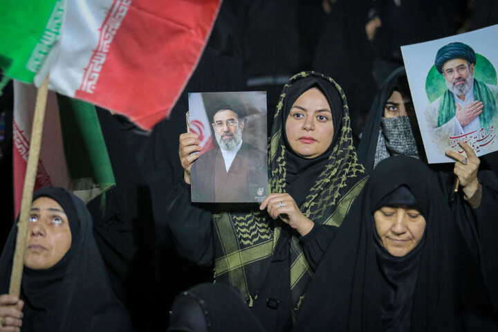 تصاویر/ قراعت دعای توسل با حضور خادمان مسجد مقدس جمکران در میدان مفید