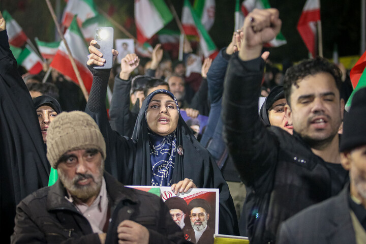 تصاویر/ قراعت دعای توسل با حضور خادمان مسجد مقدس جمکران در میدان مفید