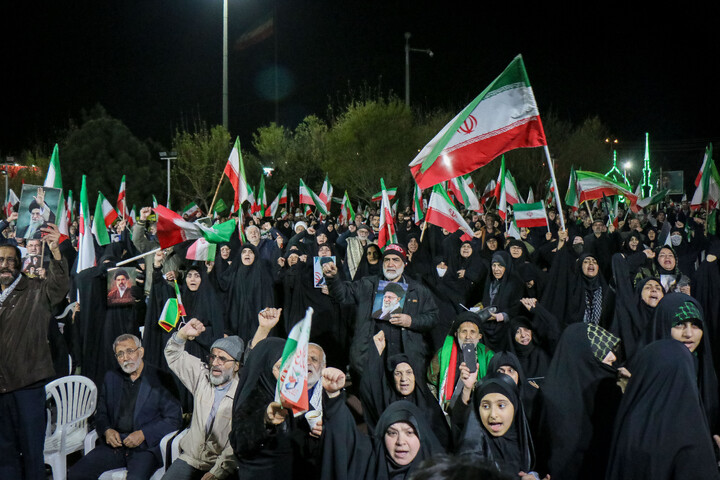 تصاویر/ قراعت دعای توسل با حضور خادمان مسجد مقدس جمکران در میدان مفید
