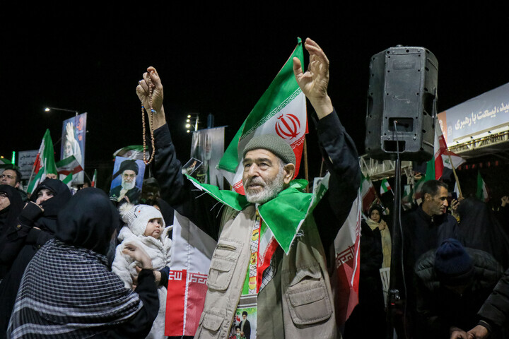 تصاویر/ قراعت دعای توسل با حضور خادمان مسجد مقدس جمکران در میدان مفید