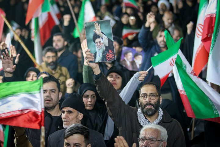 تصاویر/ قراعت دعای توسل با حضور خادمان مسجد مقدس جمکران در میدان مفید